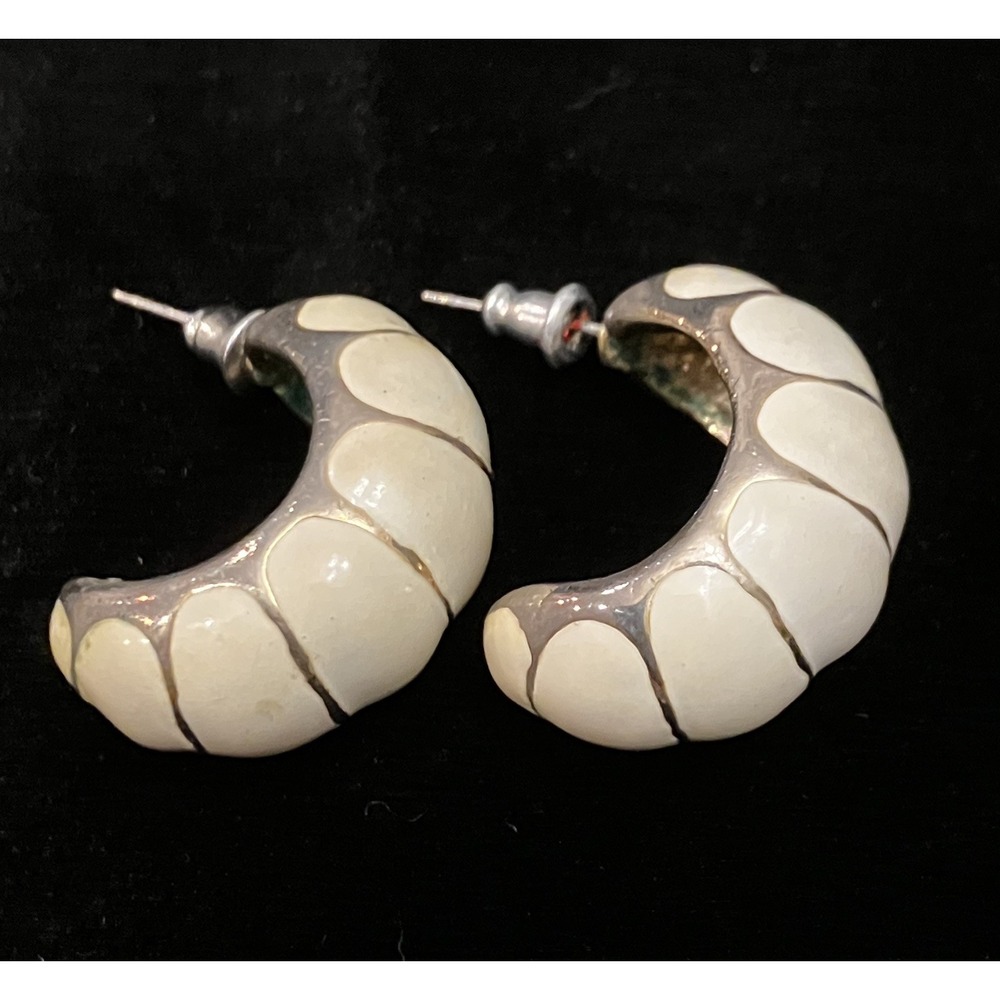 VTG Estate Cream White Enamel Gold Accent Shrimp Ribbed Half Hoop Post Earrings